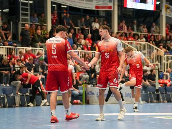 Abklatschen der Teamkollegen Tom Wolf (TuSEM Essen, 26) und Valentin Willner (TuSEM Essen, 05) TuSEM Essen vs. TV Grosswallstadt, Handball, 2. Bundesliga, 7. Spieltag, Saison 2025 2026, 10.10.2025 TuSEM Essen vs. TV Grosswallstadt, Handball, 2. Bundesliga, 7. Spieltag, Saison 2025 2026, 10.10.2025 Essen Copyright: xEibner-Pressefoto DamianxKruczynx EP_DKI