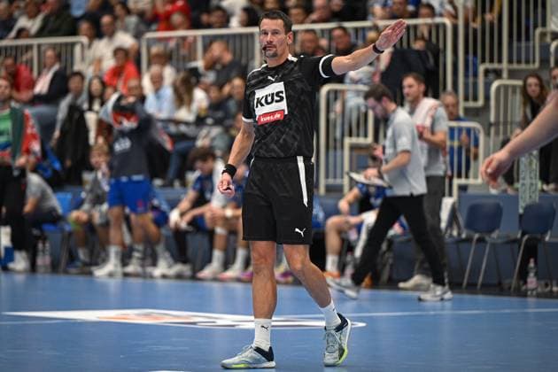 Deutschland, Handball, 2. Bundesliga, 7. Spieltag, 2025 2026, TuSEM Essen vs TV Großwallstadt, 10.10.2025, Sporthalle Am Hallo, Essen, Deutschland, Schiedsrichter Timo Hoffmann zeigt die Richtung an Copyright: xMarkusxVerwimpx