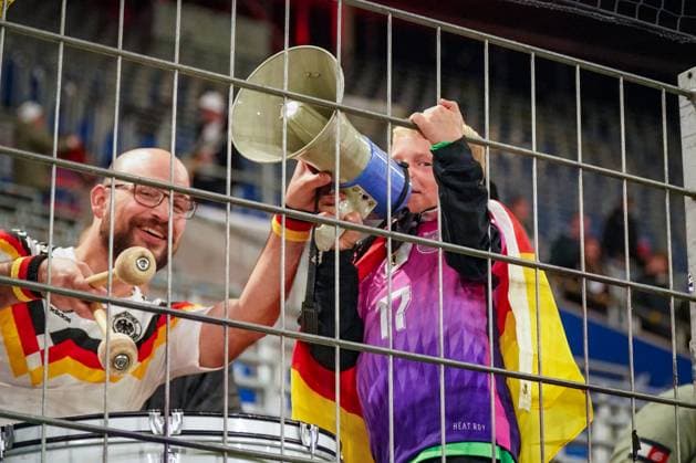 Fussball: WM Qualifikation Europa 2025 26, 7. Spieltag - Deutschland vs Luxemburg - PreZero-Arena (Sinsheim): Junger Fan mit Megafon und Trommler feuern die deutsche Nationalmannschaft an, leidenschaftliche Stimmung im Fanblock, Fussball, Länderspiel, WM-Qualifikation, Deutschland, Luxemburg, Fans, Supporter, Emotion, Stadion, DFB, Teamgeist, PreZero-Arena, Sinsheim, UEFA, FIFA, 2025, 2026. Sinsheim Baden-Württemberg Deutschland Copyright: xJOERANxSTEINSIEKx