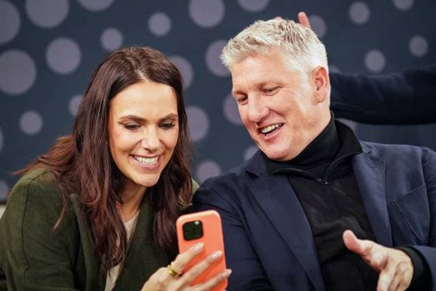 Fussball: WM Qualifikation Europa 2025 26, 7. Spieltag - Deutschland vs Luxemburg - PreZero-Arena (Sinsheim): Moderatorin Esther Sedlaczek und ARD-Experte Bastian Schweinsteiger lächeln gemeinsam beim Blick auf ein Smartphone im Stadion, entspannte Atmosphäre vor der Live-Übertragung, Fernsehen, Sportjournalismus, Fussball, Nationalmannschaft, Deutschland, Luxemburg, WM-Qualifikation, Medien, PreZero-Arena, Sinsheim, 2025, 2026. Sinsheim Baden-Württemberg Deutschland Copyright: xJOERANxSTEINSIEKx