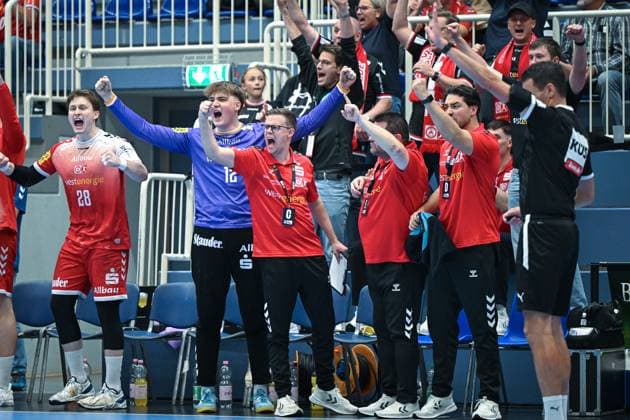 Deutschland, Handball, 2. Bundesliga, 7. Spieltag, 2025 2026, TuSEM Essen vs TV Großwallstadt, 10.10.2025, Sporthalle Am Hallo, Essen, Deutschland, Essener Bank jubelt Copyright: xMarkusxVerwimpx
