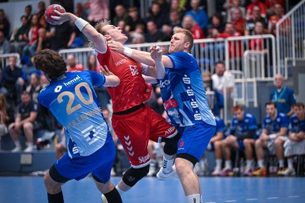 Deutschland, Handball, 2. Bundesliga, 7. Spieltag, 2025 2026, TuSEM Essen vs TV Großwallstadt, 10.10.2025, Sporthalle Am Hallo, Essen, Deutschland, Oskar Kostuj (TuSEM Essen, 55) wird hart attackiert von Patrick Gempp (TV Großwallstadt, 7) und Finn Wullenweber (TV Großwallstadt, 20) Copyright: xMarkusxVerwimpx
