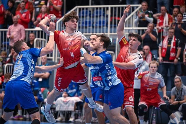 Deutschland, Handball, 2. Bundesliga, 7. Spieltag, 2025 2026, TuSEM Essen vs TV Großwallstadt, 10.10.2025, Sporthalle Am Hallo, Essen, Deutschland, Felix Göttler (TuSEM Essen, 4) wird beim Torwurf angegriffen Copyright: xMarkusxVerwimpx