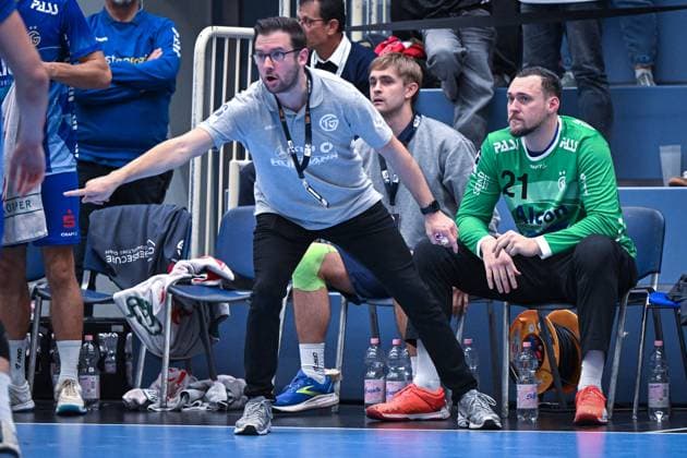 Deutschland, Handball, 2. Bundesliga, 7. Spieltag, 2025 2026, TuSEM Essen vs TV Großwallstadt, 10.10.2025, Sporthalle Am Hallo, Essen, Deutschland, Andrà Lohrbach (TV Großwallstadt, Trainer) am Spielfeldrand Copyright: xMarkusxVerwimpx