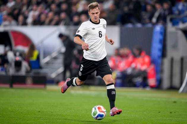 Joshua Kimmich (Deutschland, 6, Kapitän), am Ball, Freisteller, Ganzkörper, Einzelbild, Einzelfoto, Aktion, Action, 10.10.2025, Sinsheim (Deutschland), Fussball, WM-Qualifikation, Deutschland - Luxemburg, THE EVENT REGULATIONS PROHIBIT ANY USE OF PHOTOGRAPHS AS IMAGE SEQUENCES AND OR QUASI-VIDEOS.