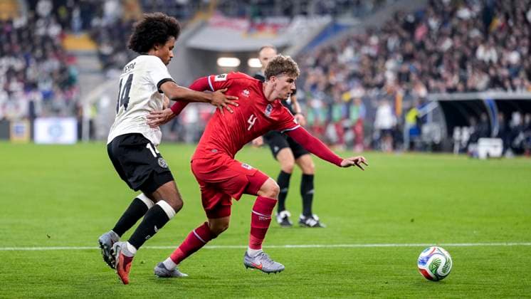 v.li.: Karim Adeyemi (Deutschland, 14), Florian Bohnert (Luxemburg, 4), Zweikampf, Spielszene, Duell, duel, tackle, tackling, Dynamik, Action, Aktion, 10.10.2025, Sinsheim (Deutschland), Fussball, WM-Qualifikation, Deutschland - Luxemburg, THE EVENT REGULATIONS PROHIBIT ANY USE OF PHOTOGRAPHS AS IMAGE SEQUENCES AND OR QUASI-VIDEOS.