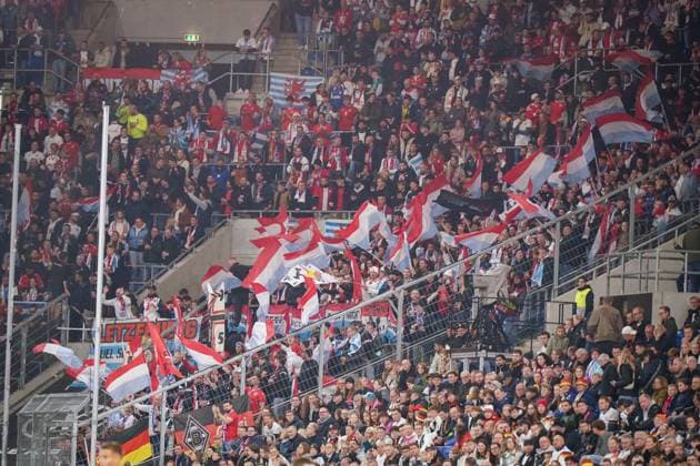 Fussball: WM Qualifikation Europa 2025 26, 7. Spieltag - Deutschland vs Luxemburg - PreZero-Arena (Sinsheim): Luxemburg-Fans jubeln mit Fahnen und Bannern im Gästeblock, ausgelassene Stimmung im Stadion, Fussball, Länderspiel, WM-Qualifikation, Luxemburg, Deutschland, Nationalmannschaft, Supporter, Emotion, PreZero-Arena, Sinsheim, UEFA, FIFA, 2025, 2026. Sinsheim Baden-Württemberg Deutschland Copyright: xJOERANxSTEINSIEKx