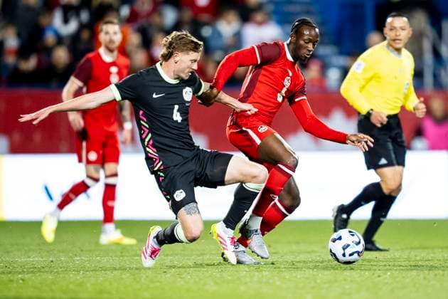 October 10, 2025, Montreal, Pq, CANADA: Australia s Kye Rowles (4) and Canada s Ismael Kone (8) vie for the ball during first half International Friendly, Länderspiel, Nationalmannschaft soccer action, in Montreal, on Friday, October 10, 2025. Canada News - October 10, 2025 - ZUMAc35_ 20251010_zaf_c35_091 Copyright: xChristopherxKatsarovx