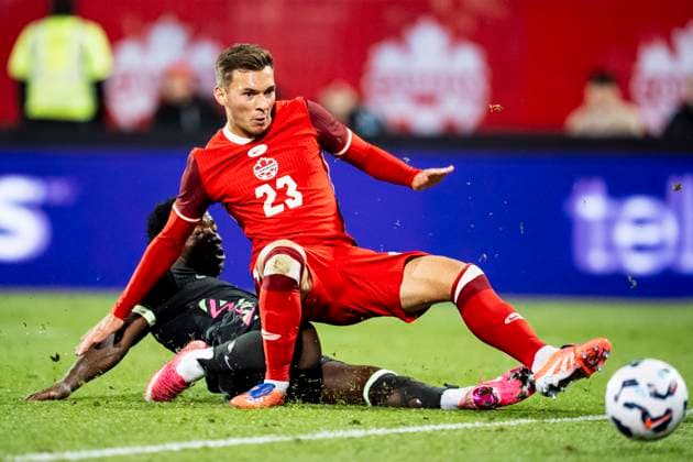 October 10, 2025, Montreal, Pq, CANADA: Australia s Nestory Irankunda (bottom) shoots past Canada s Niko Sigur (23) to score during second half International Friendly, Länderspiel, Nationalmannschaft soccer action in Montreal, on Friday, October 10, 2025. Canada News - October 10, 2025 - ZUMAc35_ 20251010_zaf_c35_099 Copyright: xChristopherxKatsarovx
