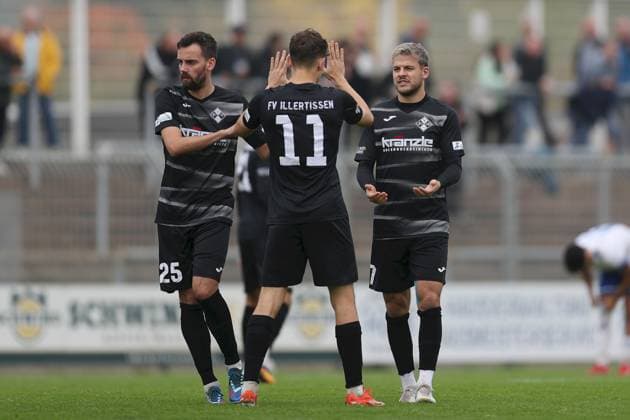 11.10.2025, xjcx, Herren, Fussball, Saison 2025 2026, Regionalliga Bayern, 13. Spieltag: SV Viktoria Aschaffenburg - FV Illertissen Marco Hingerl ( 25, FV Illertissen), Marco Gölz ( 11, FV Illertissen), Yannick Glessing ( 7, FV Illertissen) Aschaffenburg Stadion am Schoenbusch Bayern Deutschland