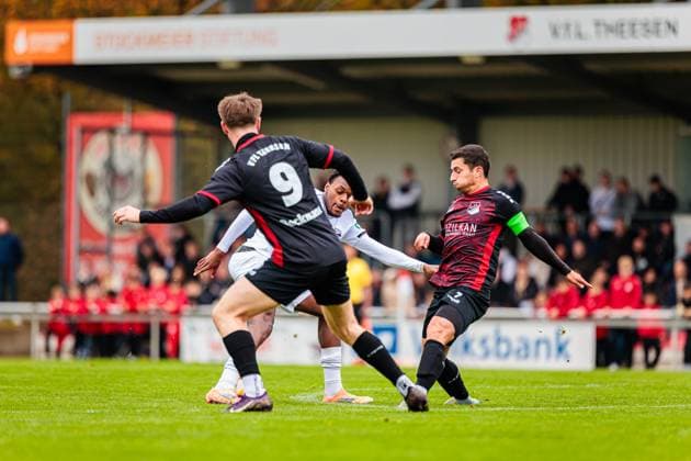 v.l. Mattis Beckmann (VfL Luebeck-Schwartau, 09), Chilohem Onuoha (SC Verl, 27), Alessio Giorgio (VfL Luebeck-Schwartau, 07) GER, VfL Theesen vs. SC Verl, Fussball, Westfalenpokal, Achteilfinale, Spielzeit 2025 2026, 11.10.2025 DFL Regulations prohibit any use of photographers as image sequences and or quasi-video. GER, VfL Theesen vs. SC Verl, Fussball, Westfalenpokal, Achteilfinale, Spielzeit 2025 2026, 11.10.2025 Bielefeld Copyright: xEibner-Pressefoto JanxRollingerx EP_JSK
