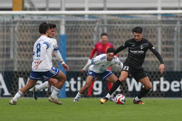 11.10.2025, xjcx, Herren, Fussball, Saison 2025 2026, Regionalliga Bayern, 13. Spieltag: SV Viktoria Aschaffenburg - FV Illertissen Denis Milic ( 21, FV Illertissen) im Duell mit Lian Akkus Rodriguez ( 8, SV Viktoria Aschaffenburg), Adrian Asani ( 17, SV Viktoria Aschaffenburg), Othmane Elidrissi Errahhali ( 47, SV Viktoria Aschaffenburg) Aschaffenburg Stadion am Schoenbusch Bayern Deutschland