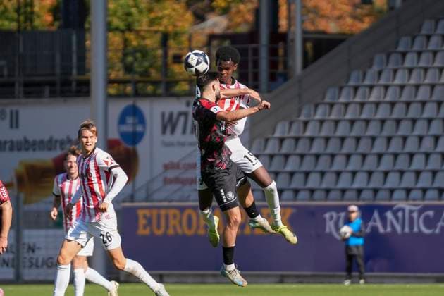 Billal Mohamed (SC Freiburg II, 15) Kopfball , Deutschland, Fussball, Regionalliga Südwest, 12.Spieltag, 2025 2026, SC Freiburg II vs. KSV Hessen Kassel, 11.10.2025, Dreisamstadion, Freiburg, Deutschland DFB REGULATIONS PROHIBIT ANY USE OF PHOTOGRAPHS AS IMAGE SEQUENCES AND OR QUASI-VIDEO. Freiburg Dreisamstadion Baden-Wuerttemberg Deutschland Copyright: xArnexAmbergx