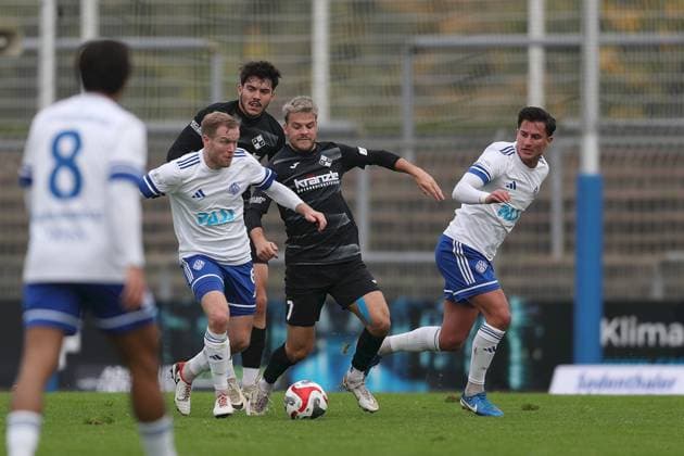 11.10.2025, xjcx, Herren, Fussball, Saison 2025 2026, Regionalliga Bayern, 13. Spieltag: SV Viktoria Aschaffenburg - FV Illertissen Roberto Desch ( 6, SV Viktoria Aschaffenburg) im Duell mit Daniel Gerstmayer ( 19, FV Illertissen), Yannick Glessing ( 7, FV Illertissen), Adrian Asani ( 17, SV Viktoria Aschaffenburg) Aschaffenburg Stadion am Schoenbusch Bayern Deutschland