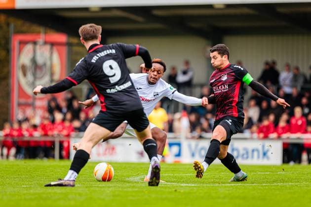 v.l. Mattis Beckmann (VfL Luebeck-Schwartau, 09), Chilohem Onuoha (SC Verl, 27), Alessio Giorgio (VfL Luebeck-Schwartau, 07) GER, VfL Theesen vs. SC Verl, Fussball, Westfalenpokal, Achteilfinale, Spielzeit 2025 2026, 11.10.2025 DFL Regulations prohibit any use of photographers as image sequences and or quasi-video. GER, VfL Theesen vs. SC Verl, Fussball, Westfalenpokal, Achteilfinale, Spielzeit 2025 2026, 11.10.2025 Bielefeld Copyright: xEibner-Pressefoto JanxRollingerx EP_JSK