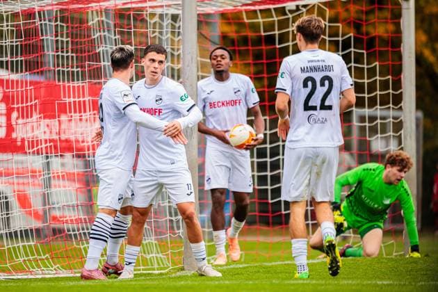 v.l. Niko Kijewski (SC Verl, 19), Almin Mesanovic (SC Verl, 17), Chilohem Onuoha (SC Verl, 27), Marco Mannhardt (SC Verl, 22) jubelt nach Tor zum 0:2 durch Chilohem Onuoha (SC Verl, 27) GER, VfL Theesen vs. SC Verl, Fussball, Westfalenpokal, Achteilfinale, Spielzeit 2025 2026, 11.10.2025 DFL Regulations prohibit any use of photographers as image sequences and or quasi-video. GER, VfL Theesen vs. SC Verl, Fussball, Westfalenpokal, Achteilfinale, Spielzeit 2025 2026, 11.10.2025 Bielefeld Copyright: xEibner-Pressefoto JanxRollingerx EP_JSK