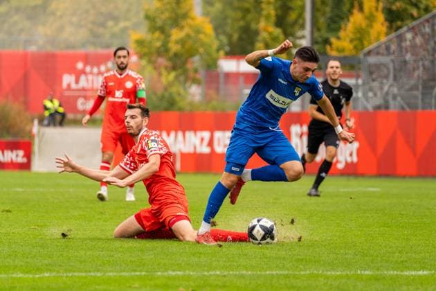 Spielszene, Zweikampf, Ballaktion, Dribbling, v.l. Maxim Leitsch (1. FSV Mainz 05 II, 46), Pedro Almeida Morais (TSG Balingen, 11), GER, 1. FSV Mainz 05 II vs. TSG Balingen, Fussball, Regionalliga Suedwest, 12. Spieltag, Saison 2025 2026, 11.10.2025, DFB REGULATIONS PROHIBIT ANY USE OF PHOTOGRAPHS AS IMAGE SEQUENCES AND OR QUASI-VIDEO, GER, 1. FSV Mainz 05 II vs. TSG Balingen, Fussball, Regionalliga Suedwest, 12. Spieltag, Saison 2025 2026, 11.10.2025 Mainz Copyright: xEibner-Pressefoto Jan-NiclasxGrox EP_JGG