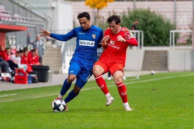 Spielszene, Zweikampf, Ballaktion, v.l. Amney Moutassime (TSG Balingen, 18), Raul Koenig (1. FSV Mainz 05 II, 32), GER, 1. FSV Mainz 05 II vs. TSG Balingen, Fussball, Regionalliga Suedwest, 12. Spieltag, Saison 2025 2026, 11.10.2025, DFB REGULATIONS PROHIBIT ANY USE OF PHOTOGRAPHS AS IMAGE SEQUENCES AND OR QUASI-VIDEO, GER, 1. FSV Mainz 05 II vs. TSG Balingen, Fussball, Regionalliga Suedwest, 12. Spieltag, Saison 2025 2026, 11.10.2025 Mainz Copyright: xEibner-Pressefoto Jan-NiclasxGrox EP_JGG