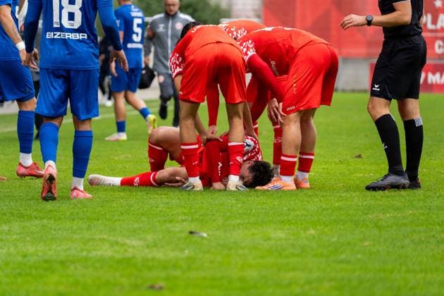 Verletzung Raul Koenig (1. FSV Mainz 05 II, 32), GER, 1. FSV Mainz 05 II vs. TSG Balingen, Fussball, Regionalliga Suedwest, 12. Spieltag, Saison 2025 2026, 11.10.2025, DFB REGULATIONS PROHIBIT ANY USE OF PHOTOGRAPHS AS IMAGE SEQUENCES AND OR QUASI-VIDEO, GER, 1. FSV Mainz 05 II vs. TSG Balingen, Fussball, Regionalliga Suedwest, 12. Spieltag, Saison 2025 2026, 11.10.2025 Mainz Copyright: xEibner-Pressefoto Jan-NiclasxGrox EP_JGG