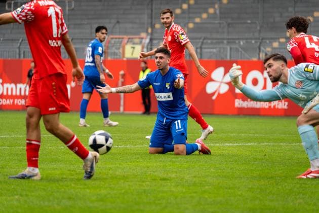Spielszene, Freisteller, Emotion, Geste, Gestik Pedro Almeida Morais (TSG Balingen, 11), GER, 1. FSV Mainz 05 II vs. TSG Balingen, Fussball, Regionalliga Suedwest, 12. Spieltag, Saison 2025 2026, 11.10.2025, DFB REGULATIONS PROHIBIT ANY USE OF PHOTOGRAPHS AS IMAGE SEQUENCES AND OR QUASI-VIDEO, GER, 1. FSV Mainz 05 II vs. TSG Balingen, Fussball, Regionalliga Suedwest, 12. Spieltag, Saison 2025 2026, 11.10.2025 Mainz Copyright: xEibner-Pressefoto Jan-NiclasxGrox EP_JGG