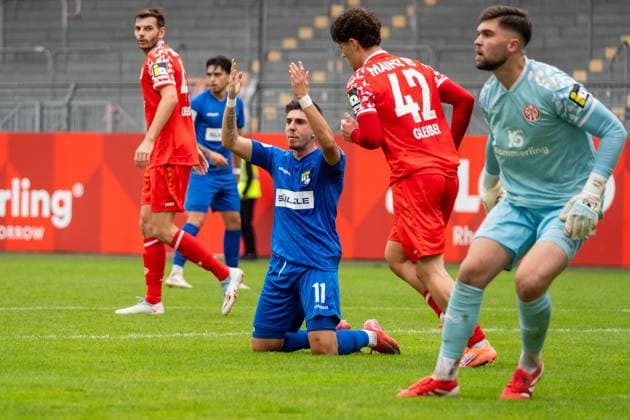 Spielszene, Freisteller, Emotion, Geste, Gestik Pedro Almeida Morais (TSG Balingen, 11), GER, 1. FSV Mainz 05 II vs. TSG Balingen, Fussball, Regionalliga Suedwest, 12. Spieltag, Saison 2025 2026, 11.10.2025, DFB REGULATIONS PROHIBIT ANY USE OF PHOTOGRAPHS AS IMAGE SEQUENCES AND OR QUASI-VIDEO, GER, 1. FSV Mainz 05 II vs. TSG Balingen, Fussball, Regionalliga Suedwest, 12. Spieltag, Saison 2025 2026, 11.10.2025 Mainz Copyright: xEibner-Pressefoto Jan-NiclasxGrox EP_JGG