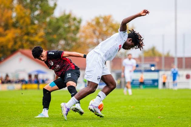 v.l. Taha Ajdar Moulla (VfL Luebeck-Schwartau, 16), Emmanuel Bamba (SC Verl, 02) im Zweikampf GER, VfL Theesen vs. SC Verl, Fussball, Westfalenpokal, Achteilfinale, Spielzeit 2025 2026, 11.10.2025 DFL Regulations prohibit any use of photographers as image sequences and or quasi-video. GER, VfL Theesen vs. SC Verl, Fussball, Westfalenpokal, Achteilfinale, Spielzeit 2025 2026, 11.10.2025 Bielefeld Copyright: xEibner-Pressefoto JanxRollingerx EP_JSK