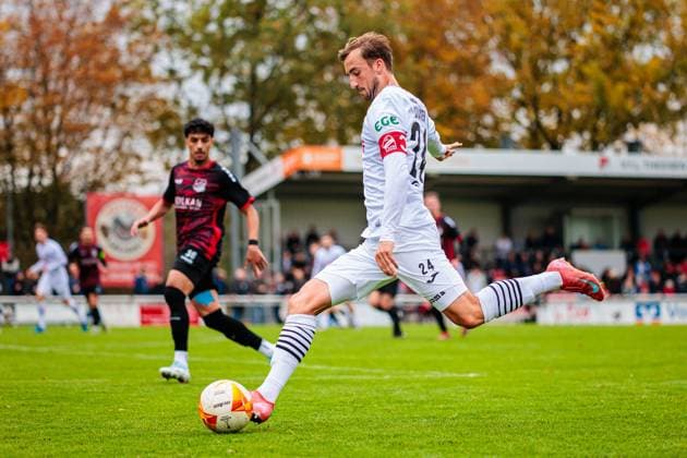 Michel Julius Stoecker (SC Verl, 24) im Torschuss GER, VfL Theesen vs. SC Verl, Fussball, Westfalenpokal, Achteilfinale, Spielzeit 2025 2026, 11.10.2025 DFL Regulations prohibit any use of photographers as image sequences and or quasi-video. GER, VfL Theesen vs. SC Verl, Fussball, Westfalenpokal, Achteilfinale, Spielzeit 2025 2026, 11.10.2025 Bielefeld Copyright: xEibner-Pressefoto JanxRollingerx EP_JSK
