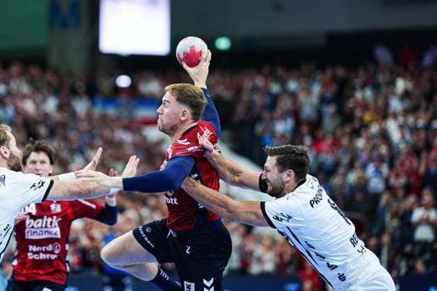 Simon Pytlick (SG Flensburg-Handewitt, 02), Harald Reinkind (THW Kiel, 06) GER, SG Flensburg-Handewitt vs. THW Kiel, Handball, Bundesliga, Spieltag 8, Saison 2026 2026, 11.10.2025 GER, SG Flensburg-Handewitt vs. THW Kiel, Handball, Bundesliga, Spieltag 8, Saison 2026 2026, 11.10.2025 Flensburg Copyright: xEibner-Pressefoto MarcelxvonxFehrnx EP_MFN