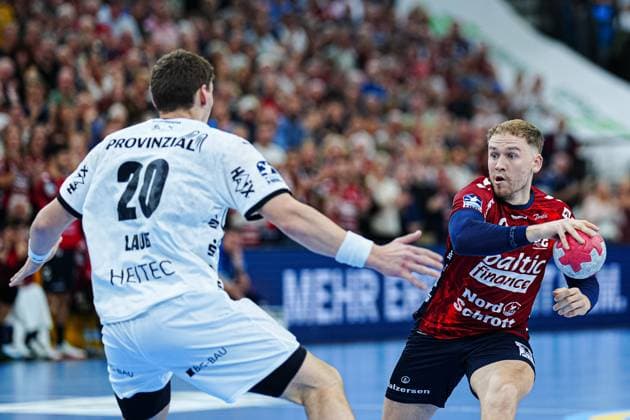 Lucas Laube (THW Kiel, 20), Simon Pytlick (SG Flensburg-Handewitt, 02) GER, SG Flensburg-Handewitt vs. THW Kiel, Handball, Bundesliga, Spieltag 8, Saison 2026 2026, 11.10.2025 GER, SG Flensburg-Handewitt vs. THW Kiel, Handball, Bundesliga, Spieltag 8, Saison 2026 2026, 11.10.2025 Flensburg Copyright: xEibner-Pressefoto MarcelxvonxFehrnx EP_MFN