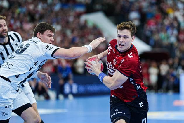 Lucas Laube (THW Kiel, 20), Lukas Joergensen (SG Flensburg-Handewitt, 25) GER, SG Flensburg-Handewitt vs. THW Kiel, Handball, Bundesliga, Spieltag 8, Saison 2026 2026, 11.10.2025 GER, SG Flensburg-Handewitt vs. THW Kiel, Handball, Bundesliga, Spieltag 8, Saison 2026 2026, 11.10.2025 Flensburg Copyright: xEibner-Pressefoto MarcelxvonxFehrnx EP_MFN