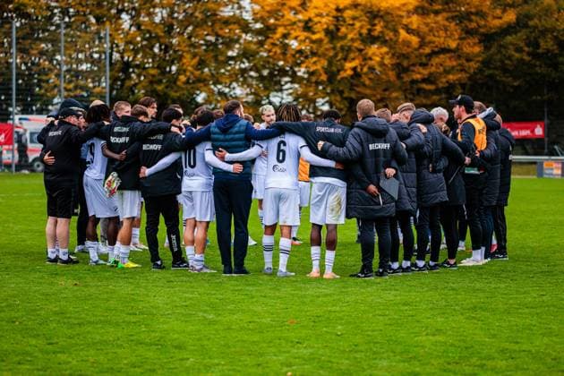 Die Mannschaft von SC Verl jubelt feiert nach 0:5 Sieg GER, VfL Theesen vs. SC Verl, Fussball, Westfalenpokal, Achteilfinale, Spielzeit 2025 2026, 11.10.2025 DFL Regulations prohibit any use of photographers as image sequences and or quasi-video. GER, VfL Theesen vs. SC Verl, Fussball, Westfalenpokal, Achteilfinale, Spielzeit 2025 2026, 11.10.2025 Bielefeld Copyright: xEibner-Pressefoto JanxRollingerx EP_JSK