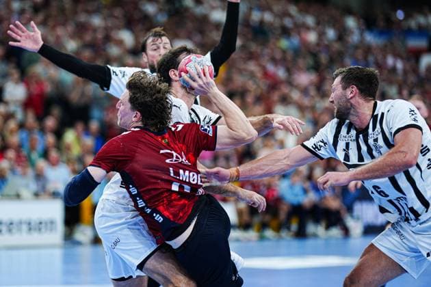 Lasse Moeller (SG Flensburg-Handewitt, 64), Domagoj Duvnjak (THW Kiel, 04), Harald Reinkind (THW Kiel, 06) GER, SG Flensburg-Handewitt vs. THW Kiel, Handball, Bundesliga, Spieltag 8, Saison 2026 2026, 11.10.2025 GER, SG Flensburg-Handewitt vs. THW Kiel, Handball, Bundesliga, Spieltag 8, Saison 2026 2026, 11.10.2025 Flensburg Copyright: xEibner-Pressefoto MarcelxvonxFehrnx EP_MFN