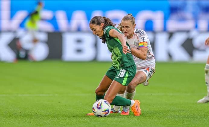 DEU, Wolfsburg, VfL Wolfsburg vs FC Bayern München, Google Pixel Bundesliga, DFB, Saison 2526, Volkswagen Arena, 6. Spieltag im Bild v.l.n.r: Kessya Bussy (VfL Wolfsburg 19), Georgia Stanway (Bayern München 31), Zweikampf DFB DFL REGULATIONS PROHIBIT ANY USE OF PHOTOGRAPHS AS IMAGE SEQUENCES AND OR QUASI-VIDEO, 11.10.2025 Copyright: HMBxMedia HendrikxHamelau