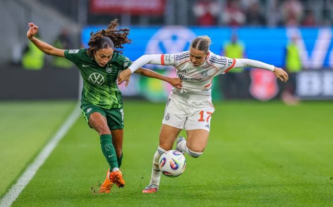 DEU, Wolfsburg, VfL Wolfsburg vs FC Bayern München, Google Pixel Bundesliga, DFB, Saison 2526, Volkswagen Arena, 6. Spieltag im Bild v.l.n.r: Kessya Bussy (VfL Wolfsburg 19), Klara Bühl (Bayern München 17), Zweikampf DFB DFL REGULATIONS PROHIBIT ANY USE OF PHOTOGRAPHS AS IMAGE SEQUENCES AND OR QUASI-VIDEO, 11.10.2025 Copyright: HMBxMedia HendrikxHamelau
