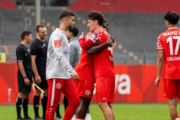 Umarmung v.l. Andre Gitau (1. FSV Mainz 05 II, 11), Daniel Gleiber (1. FSV Mainz 05 II, 42) nach dem Abpfiff, GER, 1. FSV Mainz 05 II vs. TSG Balingen, Fussball, Regionalliga Suedwest, 12. Spieltag, Saison 2025 2026, 11.10.2025, DFB REGULATIONS PROHIBIT ANY USE OF PHOTOGRAPHS AS IMAGE SEQUENCES AND OR QUASI-VIDEO, GER, 1. FSV Mainz 05 II vs. TSG Balingen, Fussball, Regionalliga Suedwest, 12. Spieltag, Saison 2025 2026, 11.10.2025 Mainz Copyright: xEibner-Pressefoto Jan-NiclasxGrox EP_JGG