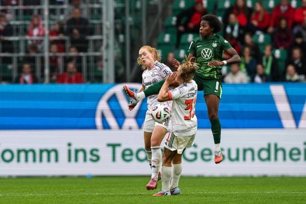 Lineth Beerensteyn (VfL Wolfsburg,9) gegen Stine Ballisager (l.,Bayern München,3) und Georgia Stanway (Bayern München,31) - Google Pixel Frauen-Bundesliga Saison 2025-2026 VfL Wolfsburg vs. FC Bayern München in der Volkswagen Arena in Wolfsburg - Aktion,Fußball,Frau,Frauen,Damen,Deutschland,11.10.2025