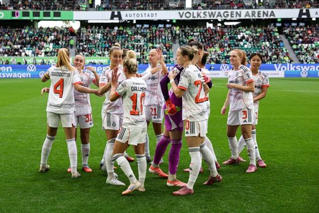 v.l. Glodis Perla Viggosdottir (Bayern München,4), Georgia Stanway (Bayern München,31), Giulia Gwinn (Bayern München,7), Linda Dallmann (Bayern München,10), Pernille Harder (Bayern München,21), Franziska Kett (Bayern München,20), Stine Ballisager (Bayern München,3), Momoko Tanikawa (Bayern München,18) - Google Pixel Frauen-Bundesliga Saison 2025-2026 VfL Wolfsburg vs. FC Bayern München in der Volkswagen Arena in Wolfsburg - Aktion,Fußball,Frau,Frauen,Damen,Deutschland,11.10.2025