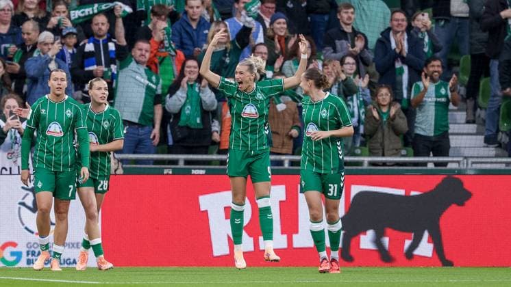 Medina Desic (SV Werder Bremen, 9) und Spielerinnen des SV Werder Bremen mit Torjubel, Jubel, jubeln, jubelt, optimistisch, Spielszene, Highlight, Freude über das Tor zum 1:0, DIE DFB-RICHTLINIEN UNTERSAGEN JEGLICHE NUTZUNG VON FOTOS ALS SEQUENZBILDER UND ODER VIDEOÄHNLICHE FOTOSTRECKEN. DFB REGULATIONS PROHIBIT ANY USE OF PHOTOGRAPHS AS IMAGE SEQUENCES AND OR QUASI-VIDEO., 11.10.2025, Bremen (Deutschland), Fussball, Google Pixel Frauen-Bundesliga, SV Werder Bremen - Hamburger SV