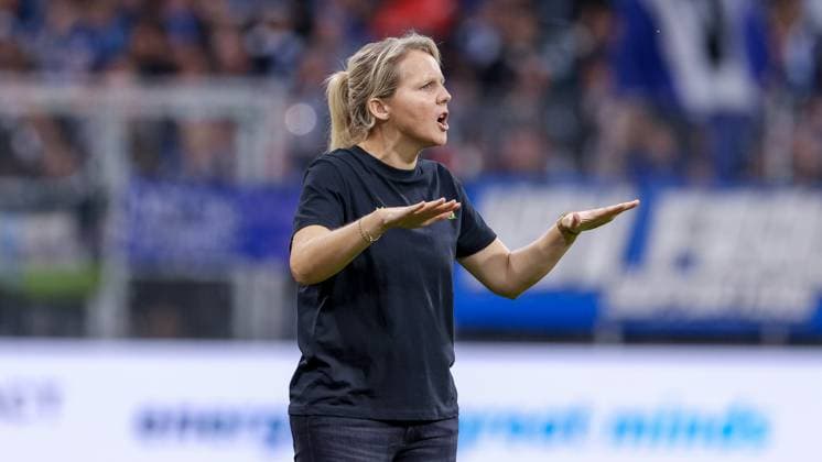 Friederike Kromp (Fritzy Kromp, Trainerin, Cheftrainerin, SV Werder Bremen) gibt Anweisungen, gestikuliert, mit den Armen gestikulieren, Portrait, Nahaufnahme, Einzelfoto, Einzelbild, DIE DFB-RICHTLINIEN UNTERSAGEN JEGLICHE NUTZUNG VON FOTOS ALS SEQUENZBILDER UND ODER VIDEOÄHNLICHE FOTOSTRECKEN. DFB REGULATIONS PROHIBIT ANY USE OF PHOTOGRAPHS AS IMAGE SEQUENCES AND OR QUASI-VIDEO., 11.10.2025, Bremen (Deutschland), Fussball, Google Pixel Frauen-Bundesliga, SV Werder Bremen - Hamburger SV
