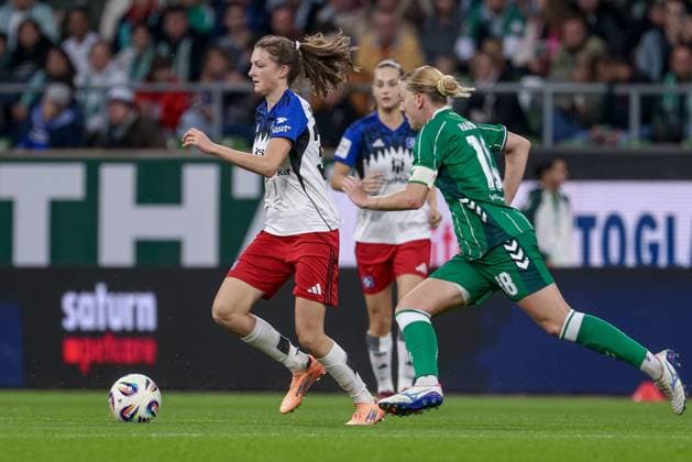 v.li.: Lotta Wrede (Hamburger SV, 32) und Lina Hausicke (SV Werder Bremen, 18) im Zweikampf, Duell, Dynamik, Aktion, Action, Spielszene, DIE DFB-RICHTLINIEN UNTERSAGEN JEGLICHE NUTZUNG VON FOTOS ALS SEQUENZBILDER UND ODER VIDEOÄHNLICHE FOTOSTRECKEN. DFB REGULATIONS PROHIBIT ANY USE OF PHOTOGRAPHS AS IMAGE SEQUENCES AND OR QUASI-VIDEO., 11.10.2025, Bremen (Deutschland), Fussball, Google Pixel Frauen-Bundesliga, SV Werder Bremen - Hamburger SV