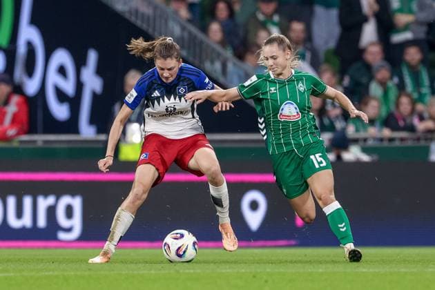 v.li.: Lotta Wrede (Hamburger SV, 32) und Michelle Weiß (SV Werder Bremen, 15) im Zweikampf, Duell, Dynamik, Aktion, Action, Spielszene, DIE DFB-RICHTLINIEN UNTERSAGEN JEGLICHE NUTZUNG VON FOTOS ALS SEQUENZBILDER UND ODER VIDEOÄHNLICHE FOTOSTRECKEN. DFB REGULATIONS PROHIBIT ANY USE OF PHOTOGRAPHS AS IMAGE SEQUENCES AND OR QUASI-VIDEO., 11.10.2025, Bremen (Deutschland), Fussball, Google Pixel Frauen-Bundesliga, SV Werder Bremen - Hamburger SV