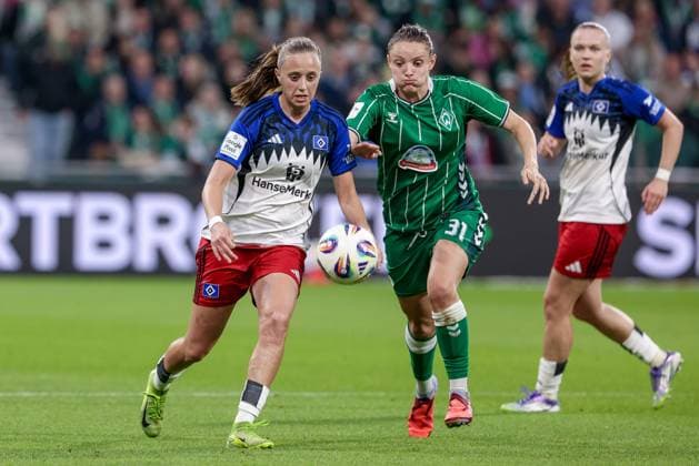 v.li.: Victoria Schulz (Hamburger SV, 19) und Verena Wieder (SV Werder Bremen, 31) im Zweikampf, Duell, Dynamik, Aktion, Action, Spielszene, DIE DFB-RICHTLINIEN UNTERSAGEN JEGLICHE NUTZUNG VON FOTOS ALS SEQUENZBILDER UND ODER VIDEOÄHNLICHE FOTOSTRECKEN. DFB REGULATIONS PROHIBIT ANY USE OF PHOTOGRAPHS AS IMAGE SEQUENCES AND OR QUASI-VIDEO., 11.10.2025, Bremen (Deutschland), Fussball, Google Pixel Frauen-Bundesliga, SV Werder Bremen - Hamburger SV
