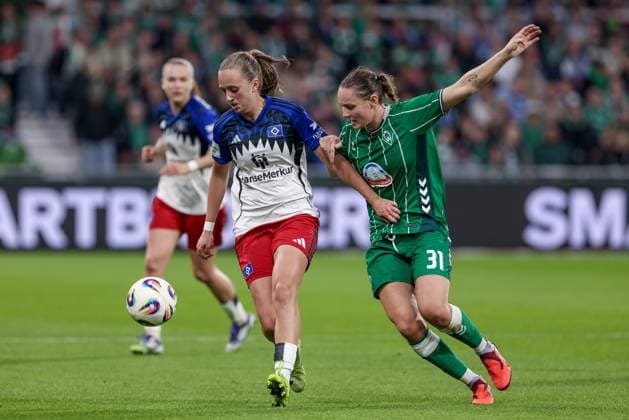 v.li.: Victoria Schulz (Hamburger SV, 19) und Verena Wieder (SV Werder Bremen, 31) im Zweikampf, Duell, Dynamik, Aktion, Action, Spielszene, DIE DFB-RICHTLINIEN UNTERSAGEN JEGLICHE NUTZUNG VON FOTOS ALS SEQUENZBILDER UND ODER VIDEOÄHNLICHE FOTOSTRECKEN. DFB REGULATIONS PROHIBIT ANY USE OF PHOTOGRAPHS AS IMAGE SEQUENCES AND OR QUASI-VIDEO., 11.10.2025, Bremen (Deutschland), Fussball, Google Pixel Frauen-Bundesliga, SV Werder Bremen - Hamburger SV