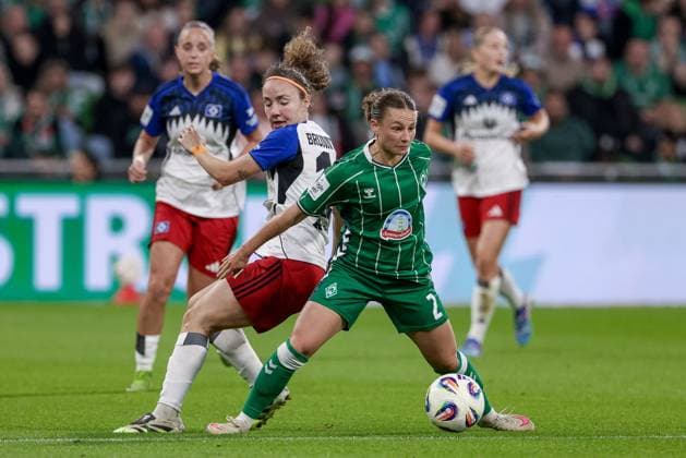 v.li.: Melanie Brunnthaler (Hamburger SV, 11) und Chiara D Angelo (SV Werder Bremen, 2) im Zweikampf, Duell, Dynamik, Aktion, Action, Spielszene, DIE DFB-RICHTLINIEN UNTERSAGEN JEGLICHE NUTZUNG VON FOTOS ALS SEQUENZBILDER UND ODER VIDEOÄHNLICHE FOTOSTRECKEN. DFB REGULATIONS PROHIBIT ANY USE OF PHOTOGRAPHS AS IMAGE SEQUENCES AND OR QUASI-VIDEO., 11.10.2025, Bremen (Deutschland), Fussball, Google Pixel Frauen-Bundesliga, SV Werder Bremen - Hamburger SV