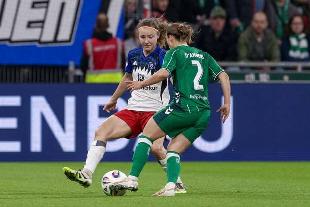 v.li.: Melanie Brunnthaler (Hamburger SV, 11) und Chiara D Angelo (SV Werder Bremen, 2) im Zweikampf, Duell, Dynamik, Aktion, Action, Spielszene, DIE DFB-RICHTLINIEN UNTERSAGEN JEGLICHE NUTZUNG VON FOTOS ALS SEQUENZBILDER UND ODER VIDEOÄHNLICHE FOTOSTRECKEN. DFB REGULATIONS PROHIBIT ANY USE OF PHOTOGRAPHS AS IMAGE SEQUENCES AND OR QUASI-VIDEO., 11.10.2025, Bremen (Deutschland), Fussball, Google Pixel Frauen-Bundesliga, SV Werder Bremen - Hamburger SV