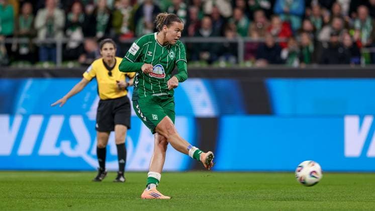 Torschützin Larissa Mühlhaus (SV Werder Bremen, 7) beim Elfmeter, Strafstoß, Spielszene, Action, Aktion, erzielt das Tor zum 2:0, Treffer, Highlight, Torerfolg, DIE DFB-RICHTLINIEN UNTERSAGEN JEGLICHE NUTZUNG VON FOTOS ALS SEQUENZBILDER UND ODER VIDEOÄHNLICHE FOTOSTRECKEN. DFB REGULATIONS PROHIBIT ANY USE OF PHOTOGRAPHS AS IMAGE SEQUENCES AND OR QUASI-VIDEO., 11.10.2025, Bremen (Deutschland), Fussball, Google Pixel Frauen-Bundesliga, SV Werder Bremen - Hamburger SV