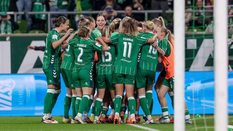 Spielerinnen des SV Werder Bremen mit Torjubel, Jubel, jubeln, jubelt, optimistisch, Spielszene, Highlight, Freude über das Tor zum 2:0, DIE DFB-RICHTLINIEN UNTERSAGEN JEGLICHE NUTZUNG VON FOTOS ALS SEQUENZBILDER UND ODER VIDEOÄHNLICHE FOTOSTRECKEN. DFB REGULATIONS PROHIBIT ANY USE OF PHOTOGRAPHS AS IMAGE SEQUENCES AND OR QUASI-VIDEO., 11.10.2025, Bremen (Deutschland), Fussball, Google Pixel Frauen-Bundesliga, SV Werder Bremen - Hamburger SV