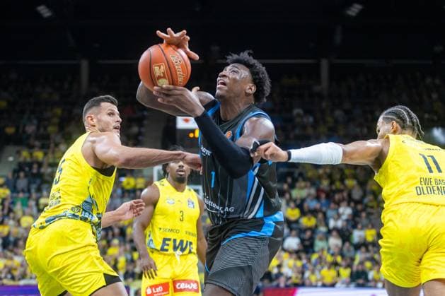 Oldenburg, Niedersachsen, DEU, 11.10.2025, Great Osobor (Mitte, Science City Jena), Christopher Clemons (rechts, EWE Baskets Oldenburg) und Filip Stanic (links, EWE Baskets Oldenburg). EWE Baskets Oldenburg vs. Science City Jena. 1. Basketball-Bundesliga Saison 2025 2026, 4. Spieltag, Grosse EWE Arena. EWE Baskets Oldenburg vs. Science City Jena