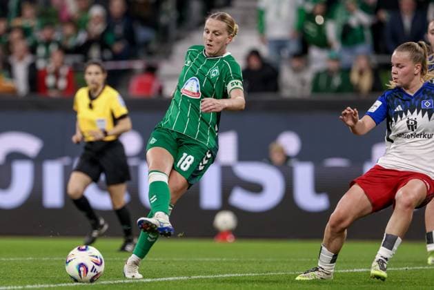 v.li.: Lina Hausicke (SV Werder Bremen, 18) und Svea Stoldt (Hamburger SV, 8) im Zweikampf, Duell, Dynamik, Aktion, Action, Spielszene, DIE DFB-RICHTLINIEN UNTERSAGEN JEGLICHE NUTZUNG VON FOTOS ALS SEQUENZBILDER UND ODER VIDEOÄHNLICHE FOTOSTRECKEN. DFB REGULATIONS PROHIBIT ANY USE OF PHOTOGRAPHS AS IMAGE SEQUENCES AND OR QUASI-VIDEO., 11.10.2025, Bremen (Deutschland), Fussball, Google Pixel Frauen-Bundesliga, SV Werder Bremen - Hamburger SV