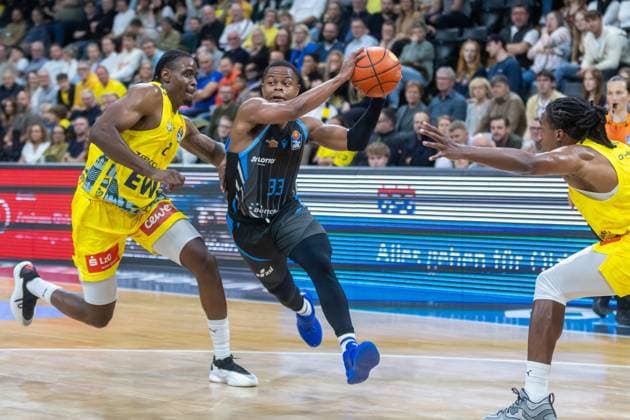 Oldenburg, Niedersachsen, DEU, 11.10.2025, Eric Washington (Mitte, Science City Jena), James Woodard (rechts, EWE Baskets Oldenburg) und Eral Penn (links, EWE Baskets Oldenburg). EWE Baskets Oldenburg vs. Science City Jena. 1. Basketball-Bundesliga Saison 2025 2026, 4. Spieltag, Grosse EWE Arena. EWE Baskets Oldenburg vs. Science City Jena